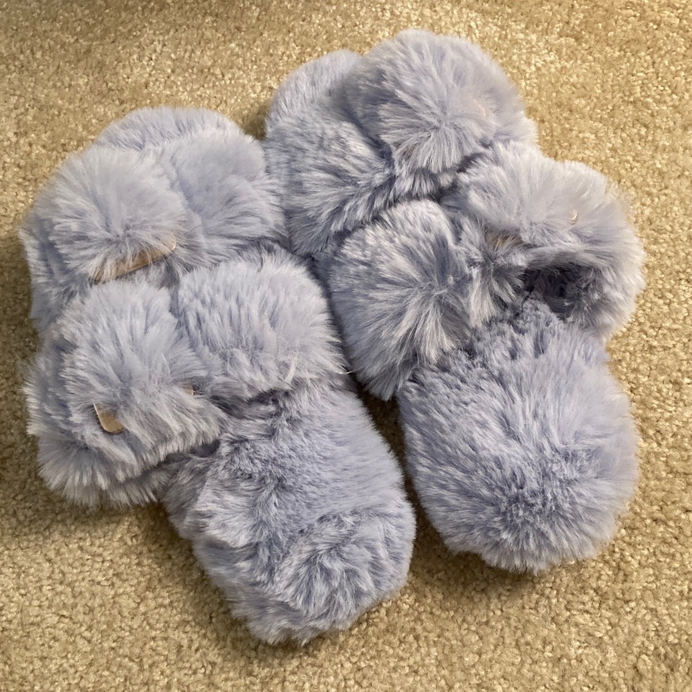 NWT AERIE Fluffy Lavender Slippers